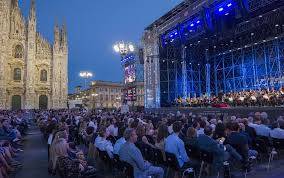 LA FILARMONICA DELLA SCALA TRASFORMA PIAZZA DUOMO IN UN PALCOSCENICO CINEMATOGRAFICO 